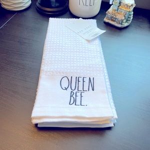SOLDβ‘οΈSALE πRae Dunn Queen Bee kitchen towelsπ